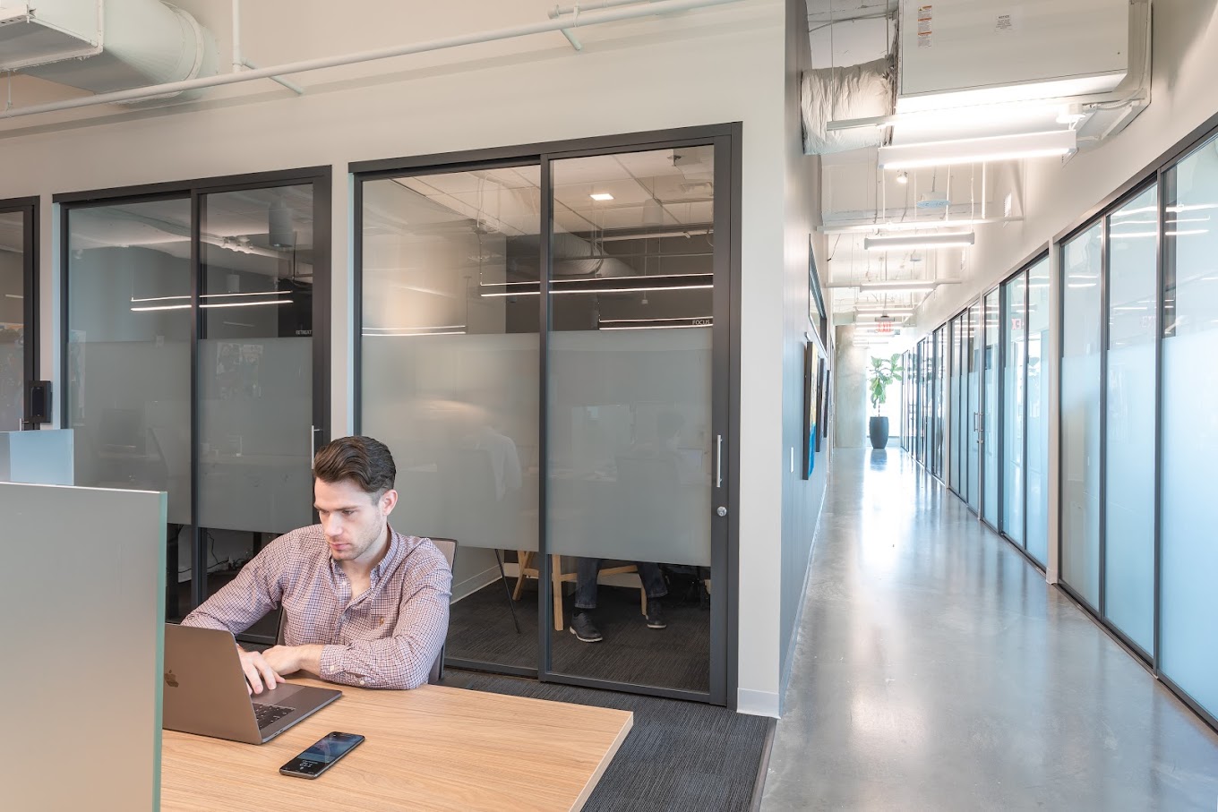 office worker Discover Workspaces in Midosuji and Kitashinchi (Osaka) Area