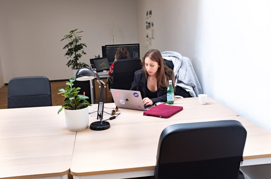 1 Person Coworking Desk