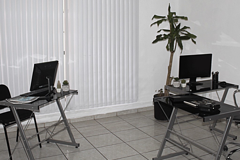 20 Person Coworking Desk