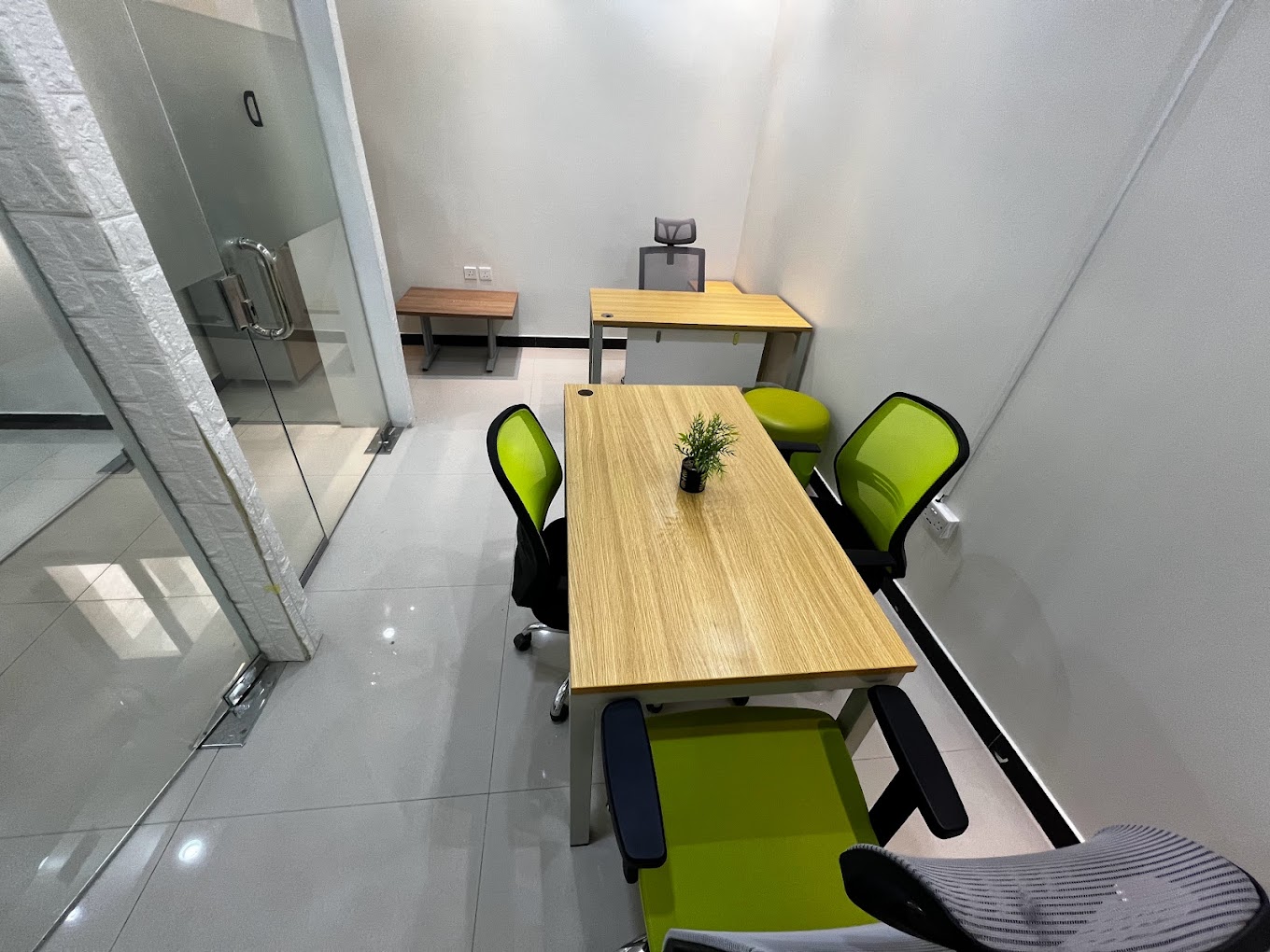 3 Person Coworking Space at Building No 6143 1 King Abdulaziz Rd Al ...