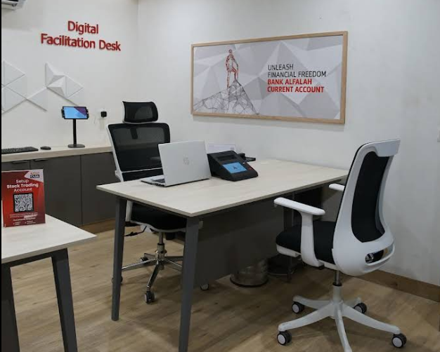 8 Person Coworking Desk